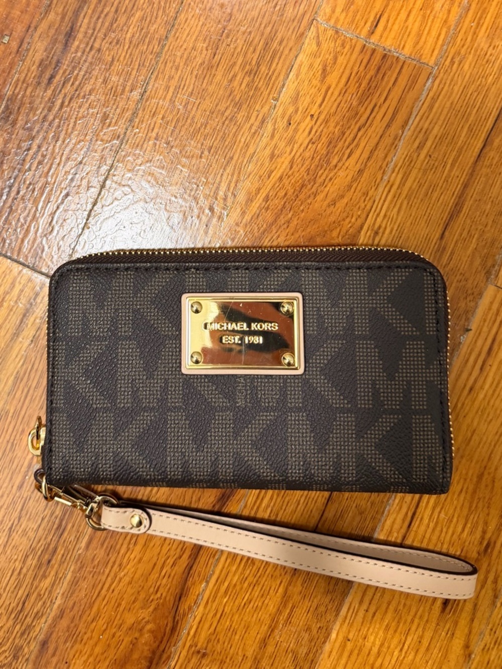 Michael Kors NWOT Zip Wristlet